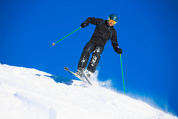 esquí de fuera de pista de nieve en polvo - skiing jumping freestyle skiing back country skiing fotografías e imágenes de stock