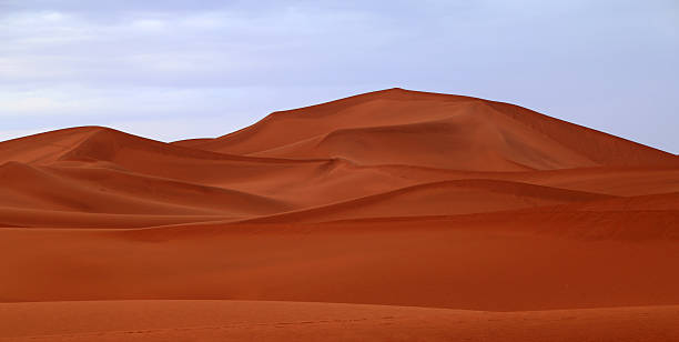 モロッコ、サハラ砂漠ます。 - landscape desert wave pattern erg chebbi dunes ストックフォトと画像