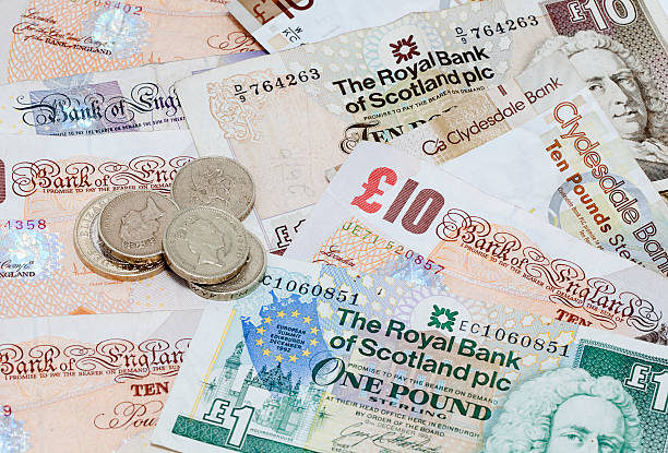 английский и шотландский деньги фон - two pound coin стоковые фото и изображения