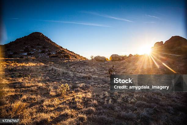 Foto de Sol Paisagem De Ciclismo De Montanha Masculino e mais fotos de stock de Adulto - Adulto, Adulto de idade mediana, Albuquerque - Novo México