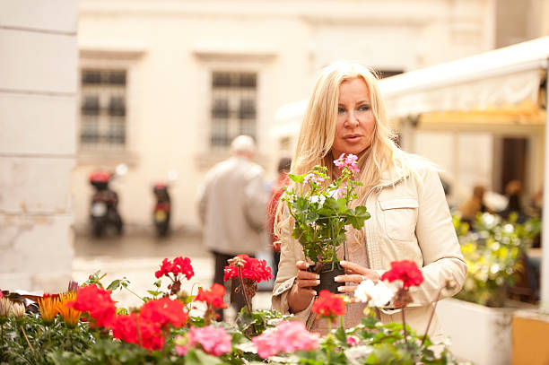 istock Outdoors shopping - flower market 472168164