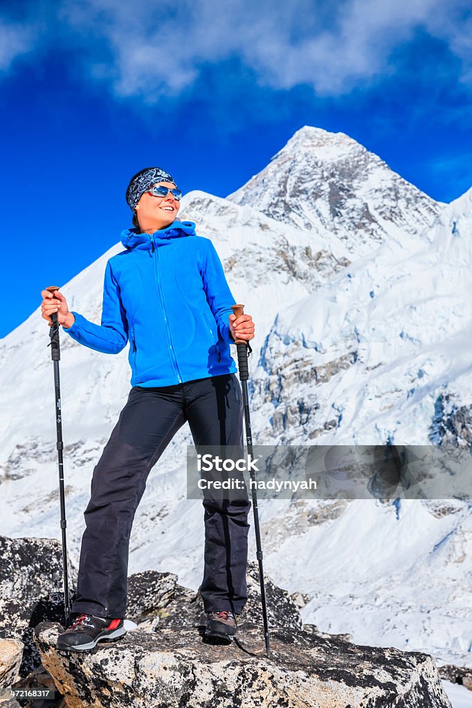 Donna trekking nell'Himalaya, monte Everest in background, Nepal - Foto stock royalty-free di 20-24 anni