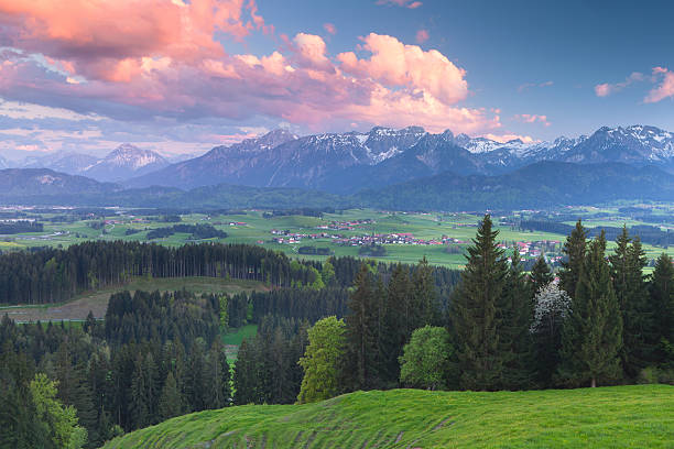 spectaculaire coucher de soleil au-dessus de l'alpe beichlstein, bavière, de l'allgaü - sauling photos et images de collection