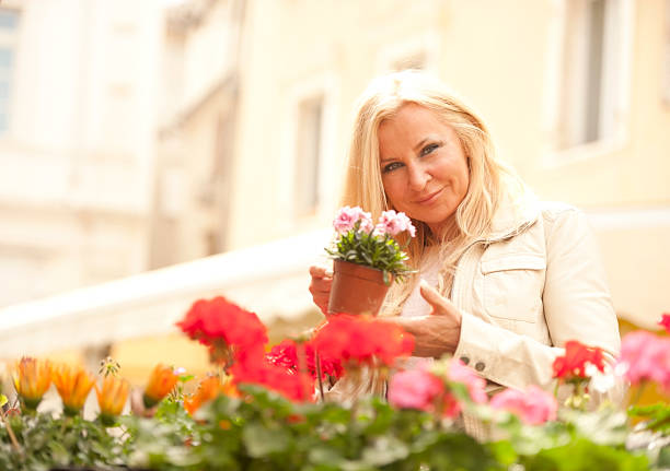 istock Outdoors shopping - flower market 472170598