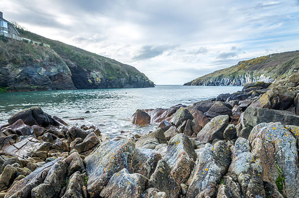 magnifique paysage de port quin. - english quin photos et images de collection