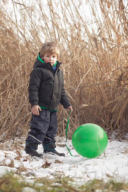 bebê e seu balão - reedgrass - fotografias e filmes do acervo