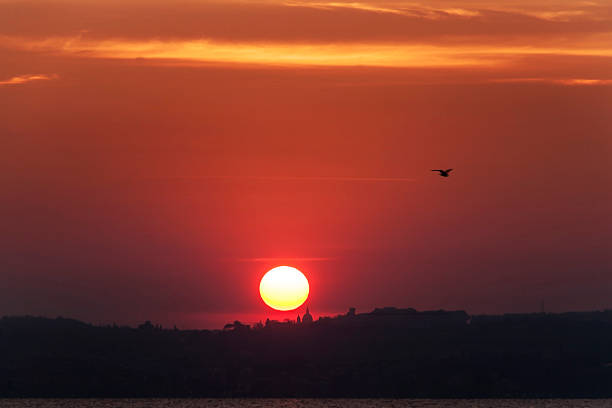 湖の夕日 - pier lake sunset guarda ストックフォトと画像