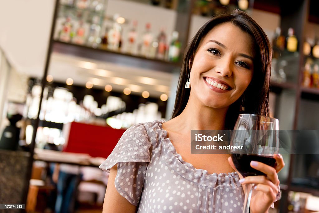 Kobieta pije wino - Zbiór zdjęć royalty-free (Czerwone wino)