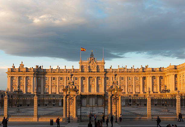 königspalast von madrid in der dämmerung - spain flag built structure cloud stock-fotos und bilder