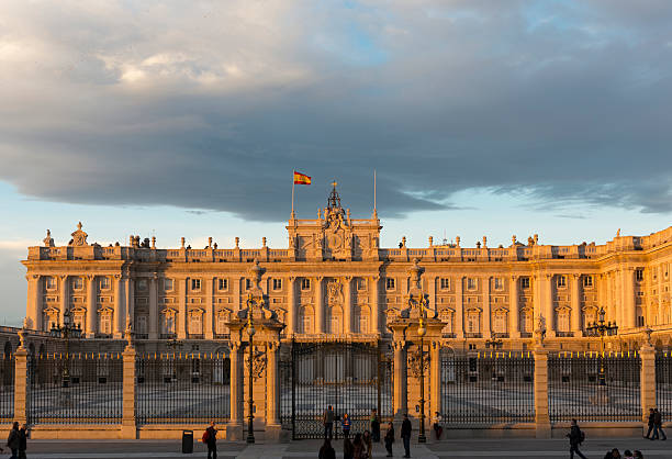 palácio real de madrid em anoitecer - spain flag built structure cloud imagens e fotografias de stock