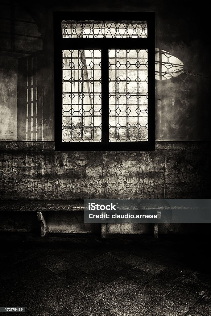 Vecchio Windows.  Bianco e nero - Foto stock royalty-free di Ambientazione interna