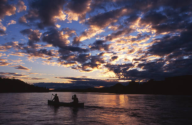 meia-noite de paddle em yukon - rio yukon - fotografias e filmes do acervo