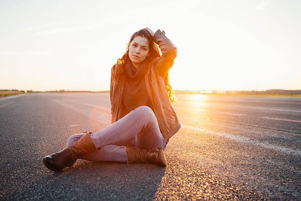 młody kaukaski kobieta portret w zachód słońca, podświetlony - sunset day back lit autumn zdjęcia i obrazy z banku zdjęć