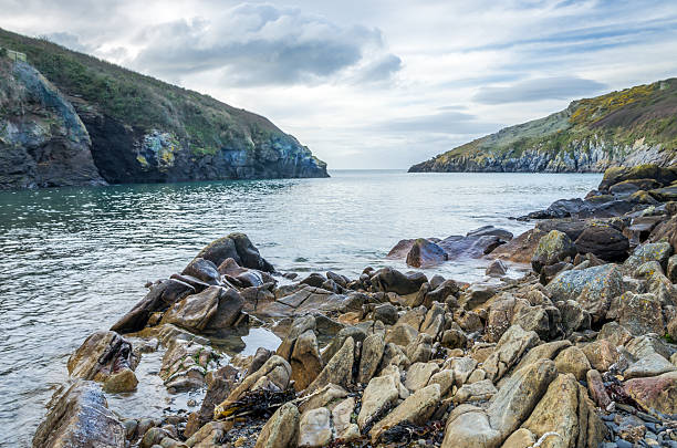 magnifique paysage de port quin. - english quin photos et images de collection