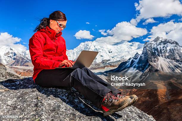 Photo libre de droit de Femme À Laide Dordinateur Portable Dans Le Parc National Du Mont Everest Népal banque d'images et plus d'images libres de droit de Adulte