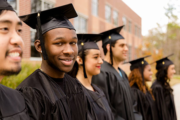 educaton: de ascendencia africana macho graduate y amigos en college campus. - high school student group of people smiling african ethnicity fotografías e imágenes de stock