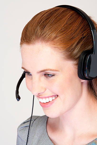 donna d'affari con auricolare - white collar worker global communications side view headset foto e immagini stock