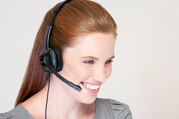 치도 착용하고 헤드셋 - white collar worker global communications side view headset 뉴스 사진 이미지