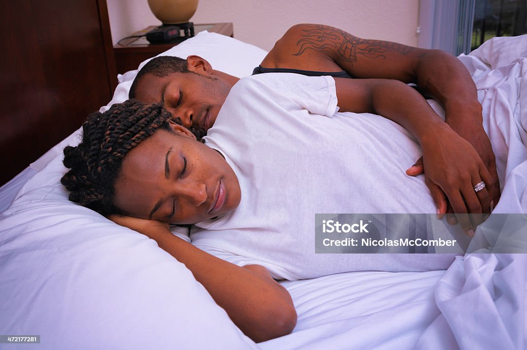 Incinta nero americano africano coppia Abbracciarsi a letto a letto - Foto stock royalty-free di Afro-americano