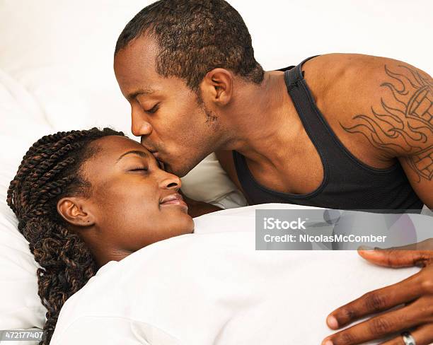 African American Schwarzer Mann Sanft Küsse Schwangere Frau Im Bett Stockfoto und mehr Bilder von Afrikanischer Abstammung