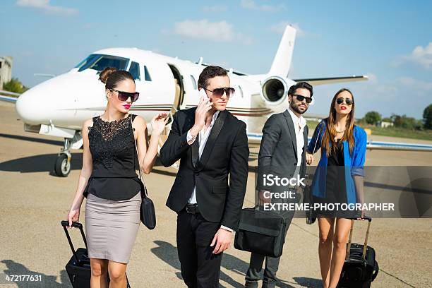 ビジネス人々のグループの空港 - ファッションのストックフォトや画像を多数ご用意 - ファッション, ファッションモデル, 旅行かばん