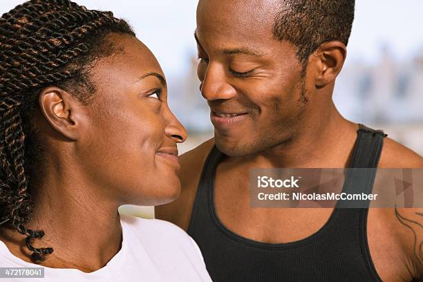 Amorevole Giovane Coppia Sorridente Nero A Vicenda Closeup - Fotografie stock e altre immagini di 25-29 anni