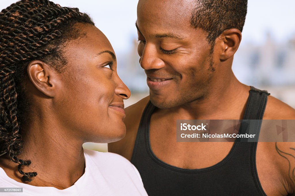 Любящий молодой черный пара, улыбается друг на друга, крупный план - Стоковые фото 20-29 лет роялти-фри