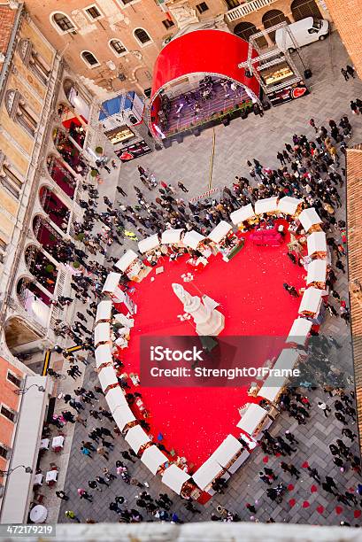 Photo libre de droit de Saintvalentin Journée À Vérone Italie banque d'images et plus d'images libres de droit de Coeur - Symbole d'une idée - Coeur - Symbole d'une idée, Personne humaine, Place