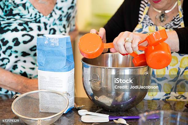 Photo libre de droit de Senior Baking Sérieajoutant Le Sucre banque d'images et plus d'images libres de droit de Adulte - Adulte, Adulte d'âge mûr, Aliment