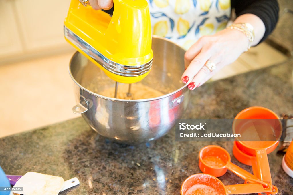 Senior cottura serie mescolare gli ingredienti - Foto stock royalty-free di Acciaio inossidabile