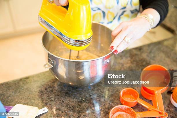 Senior Cottura Serie Mescolare Gli Ingredienti - Fotografie stock e altre immagini di Acciaio inossidabile - Acciaio inossidabile, Adulto, Adulto in età matura