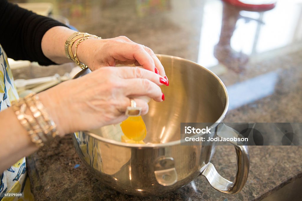 Senior bicarbonato série-Adicionar os ovos - Royalty-free Adulto Foto de stock