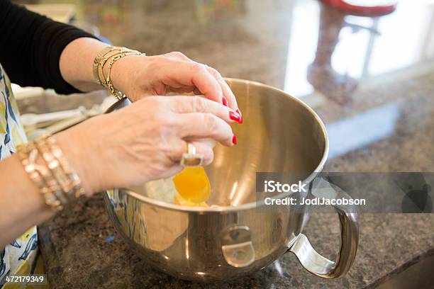 Senior Bicarbonato Sérieadicionar Os Ovos - Fotografias de stock e mais imagens de Adulto - Adulto, Adulto maduro, Alimentação Não-saudável