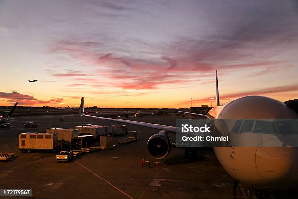 Avión Al Atardecer Foto de stock y más banco de imágenes de Ala de avión - Ala de avión, Avión, Puesta de sol