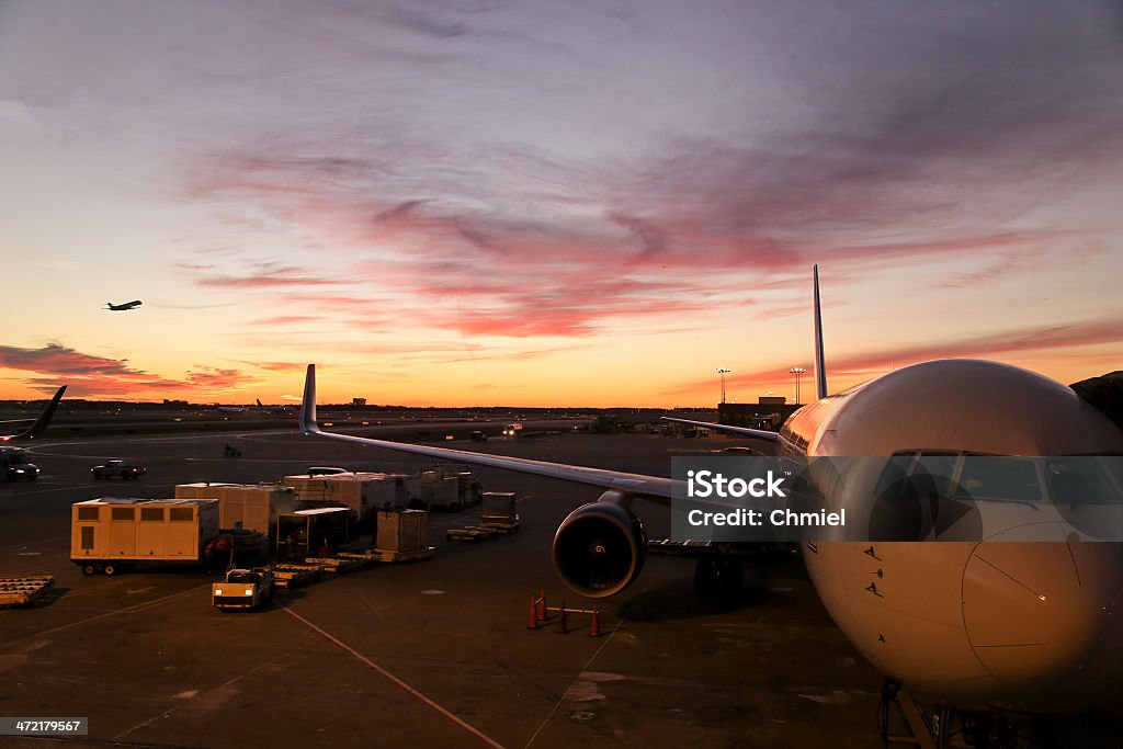 Avião ao pôr do sol - Foto de stock de Asa de aeronave royalty-free