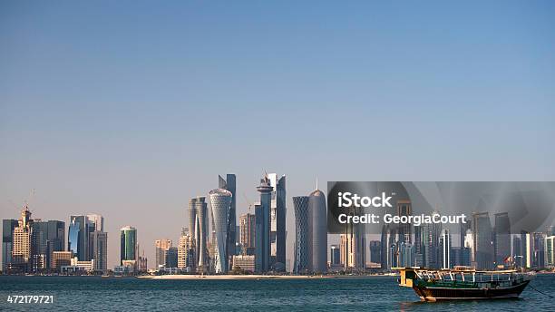 Photo libre de droit de Ville De Doha Au Qatar Au Lever Du Soleil banque d'images et plus d'images libres de droit de Doha - Doha, Horizon urbain, Affaires Finance et Industrie