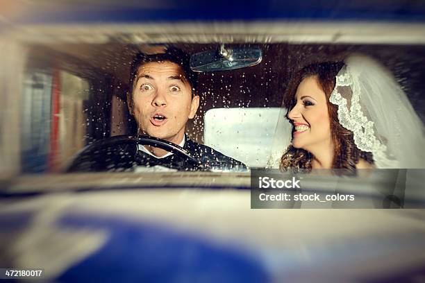 Śmieszne Zaskoczony Pana Młodego W Samochodzie - zdjęcia stockowe i więcej obrazów Deszcz - Deszcz, Dorosły, Dwie osoby