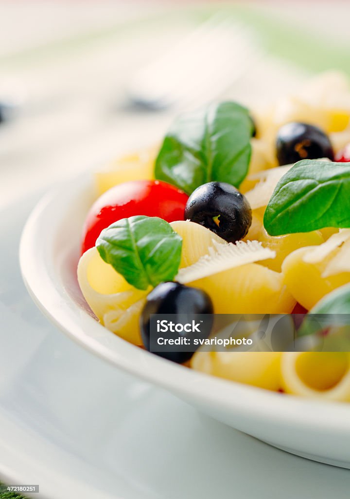 Pasta con aceitunas y tomates frescos - Foto de stock de Alimento libre de derechos