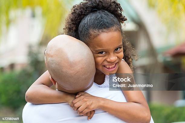 Eng Anliegendes Vater Stockfoto und mehr Bilder von 6-7 Jahre - 6-7 Jahre, Afrikanischer Abstammung, Afro-Karibischer Abstammung