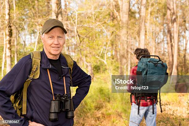 Seniores Ativo Senior Casal Ao Ar Livre Caminhada Na Floresta Natureza - Fotografias de stock e mais imagens de 70 anos