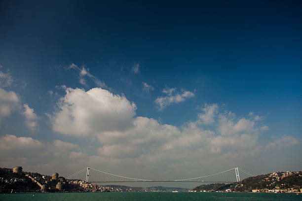 le pont sur le bosphore, à istanbul, turquie - europe bridge editorial eastern europe photos et images de collection