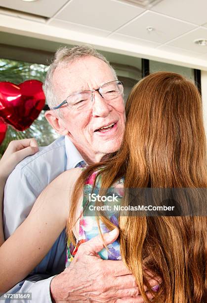 Abuelo Abrazándose Su Granddaughter Foto de stock y más banco de imágenes de 80-89 años - 80-89 años, Abrazar, Abuelo