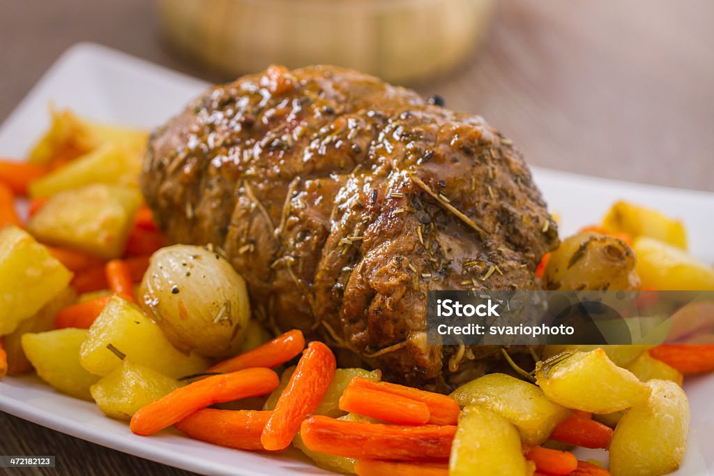 Rosbife com batatas e Cenouras - Royalty-free Costeleta Assada Foto de stock