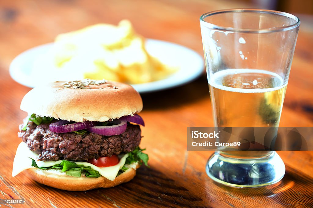 Frescas, hamburguesas y papas fritas con cerveza - Foto de stock de Alimento libre de derechos