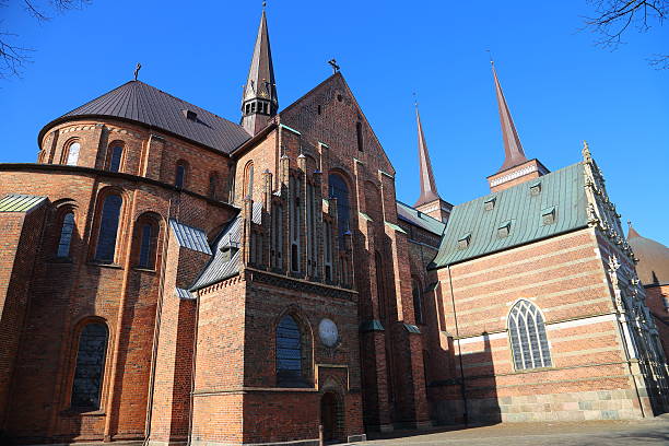 catedral de roskilde domkirke-tumba de los reyes. - roskilde fotografías e imágenes de stock