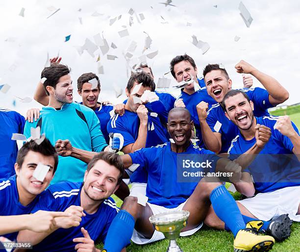 Felice Squadra Di Calcio - Fotografie stock e altre immagini di Calcio - Sport - Calcio - Sport, Trofeo, Festeggiamento