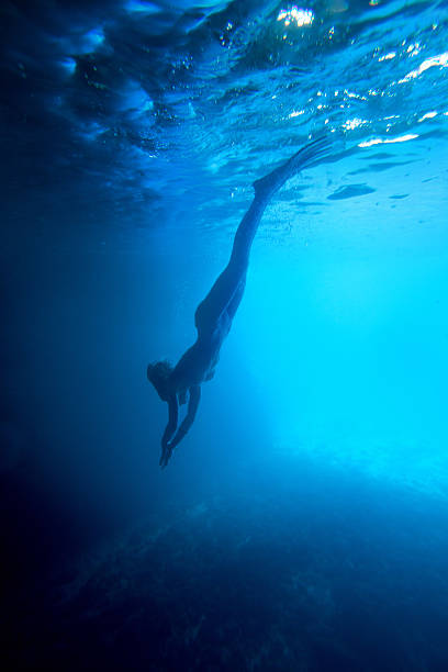istock Pretty girl dive in the sea 472184109