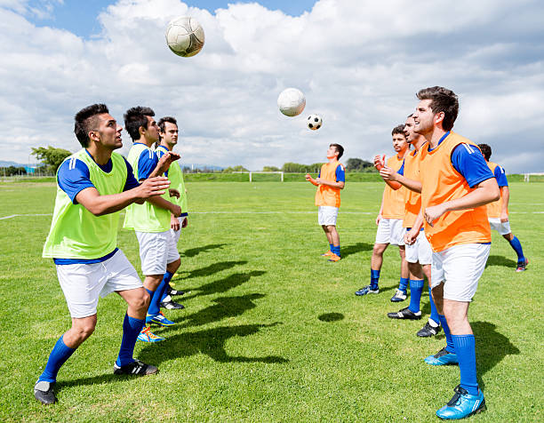 trening piłkarski - heading the ball zdjęcia i obrazy z banku zdjęć