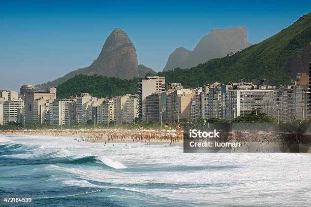 Playa De Copacabana En Rio De Janeiro Foto de stock y más banco de imágenes de Agua - Agua, Aire libre, Arena