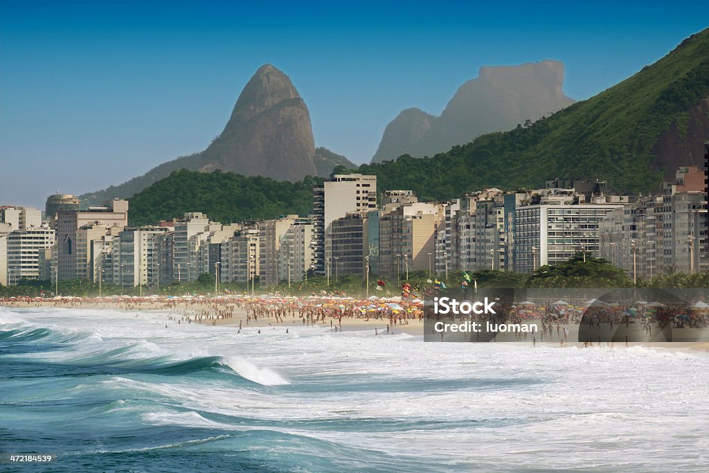 Spiaggia di Copacabana a Rio de Janeiro - Foto stock royalty-free di Abbronzarsi